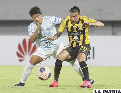 Caleb Cardozo y Rudy Cardozo en la disputa del balón /APG