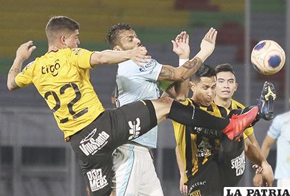 Gonzalo Castillo, Yasmani Duk y Rudy Cardozo en la acción /APG
