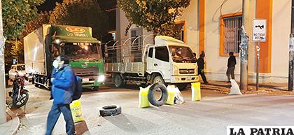 Vecinos no quieren que posibles pacientes con coronavirus sean llevados hasta el hospital /LA PATRIA