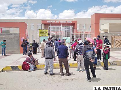 Vecinos del hospital Oruro Corea mantienen vigilia exigiendo no se traslade a los sospechosos de coronavirus /Rolando Alarcón
