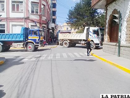 Volquetas bloquearon el centro de la ciudad  /LA PATRIA 

