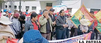Trabajadores municipales marchan y siguen con paro indefinido /LA PATRIA
