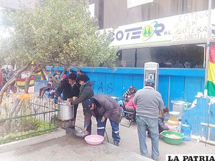 Socios y trabajadores todos los días preparan olla común /LA PATRIA