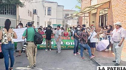 Trabajadores del hospital San Juan en vigilia evitando ingreso de pacientes con coronavirus /DETRÁS DE LA VERDAD