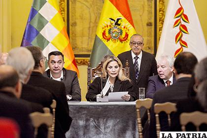 Jeanine Áñez junto al cuerpo diplomático y organismos internacionales /ABI