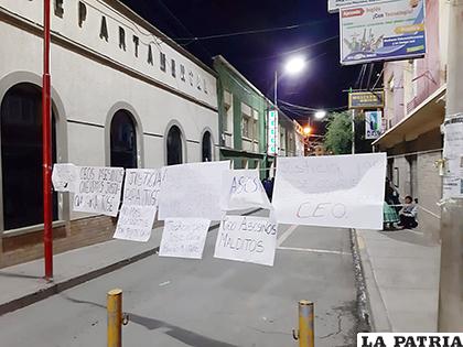 Pobladores llegaron hasta la ciudad de Oruro en protesta por la muerte del joven /LA PATRIA
