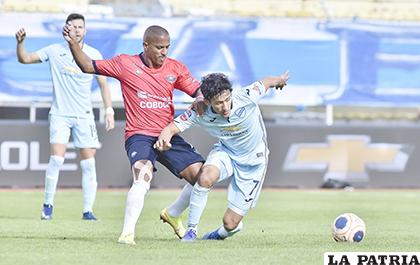 Serginho y Víctor Ábrego en la disputa del balón /APG

