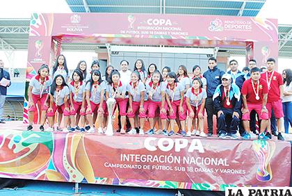 Oruro en damas recibió el trofeo por el tercer lugar /cortesía ministerio de Deportes
