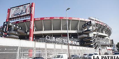 Los árbitros se encontraron con las puertas del Monumental cerradas /dib.com
