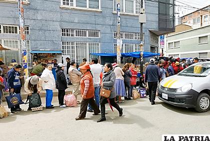Mercados de la ciudad con aglomeración de personas y filas para conseguir productos /LA PATRIA
