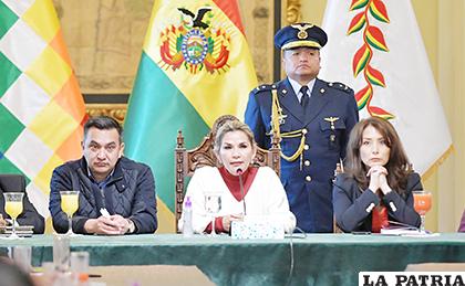 La Presidente Jeanine Áñez determinó la inadmisión de extranjeros a Bolivia / ABI