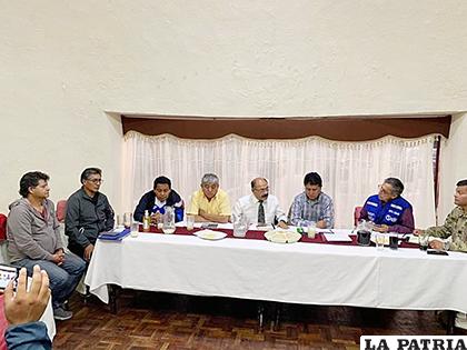 Autoridades nacionales y orureñas se reunieron para encontrar soluciones al problema que afecta al país /GOBERNADOR ZENON PIZARRO