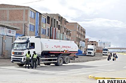 Se retuvo a camioneros y de fondo se ve que llegan pasajeros de Cochabamba /LA PATRIA
