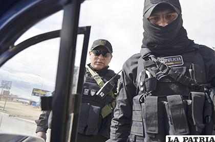 Efectivos policiales controlando que sólo circulen vehículos autorizados 
/LA PATRIA /Carla Herrera
