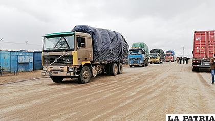 Los camiones fueron incautados el martes reciente por funcionarios del CEO / LA PATRIA