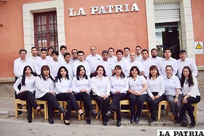 Personal de LA PATRIA que celebró los 100 años del matutino subdecano /LA PATRIA /ARCHIVO