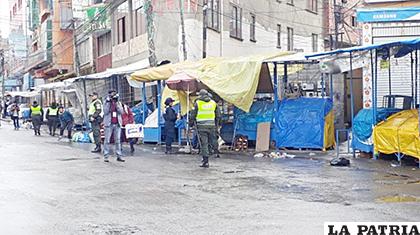 Efectivos policiales controlando la cuarentena nacional en La Paz /8RTP