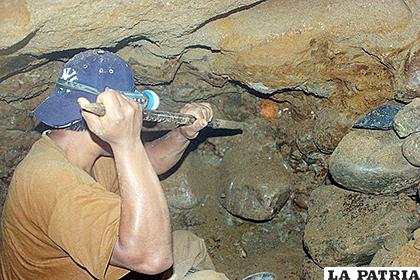 El equipo minero debe ser renovado en la minería estatal.
