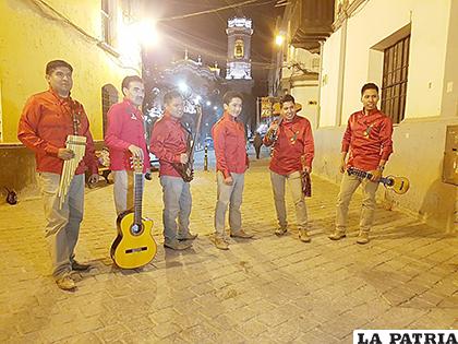 En ritmo de caporal demuestran su amor por Oruro
/Yawarmanta /Facebook
