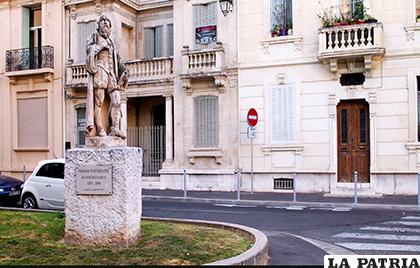 Una estatua de Nostradamus en Salon-de-Provence, el pueblo en el que falleció