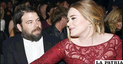 Adele y su ahora ex esposo Simon Konecki en los premios Grammy 2016 /AFP

