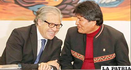 El secretario general de la Organización de Estados Americanos (OEA), Luis Almagro, en una conversación amistosa con Evo Morales en mayo de 2019 
/INFOBAE
