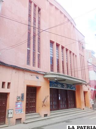 Cine Gran Rex con sus puertas cerradas, en el Día del Cine Boliviano /LA PATRIA