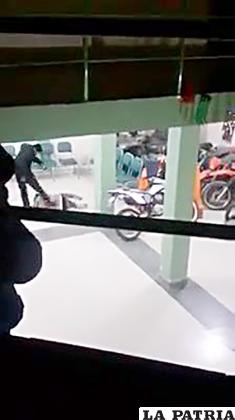 El video que muestra al funcionario policial agrediendo a una persona /LA PATRIA /ARCHIVO