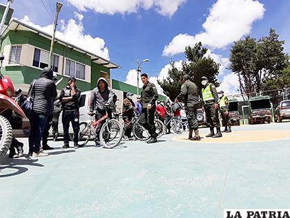 Varios de los infractores fueron detenidos en bicicletas y motocicletas / LA PATRIA