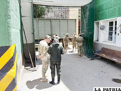 El instante en que el vehículo del Ejército llegó con los arrestados / LA PATRIA