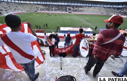 Los seguidores del “millonario” en el estadio Municipal de El Alto /APG
