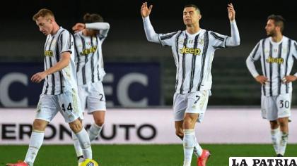 Jugadores de Juventus junto a Cristiano Ronaldo tras el empate ante Verona /as.com