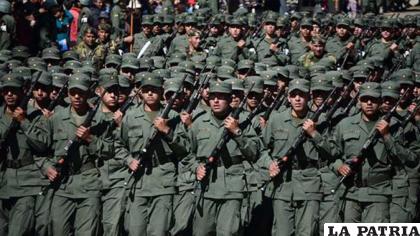 Desfile del Servicio Premilitar /Periódico Bolivia