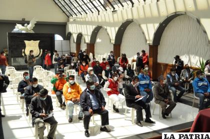 Candidatos de Oruro acudieron a la cita para estampar su compromiso /LA PATRIA