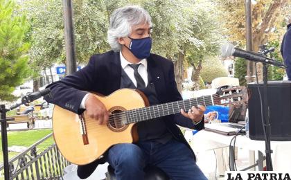 Guitarra en mano interpretó sus éxitos musicales /LA PATRIA