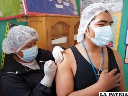 Personal de salud recibe la vacuna Sinopharm /Sedes