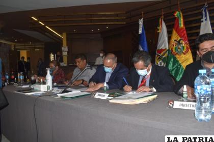 Durante la firma del contrato por derechos de televisación /FBF