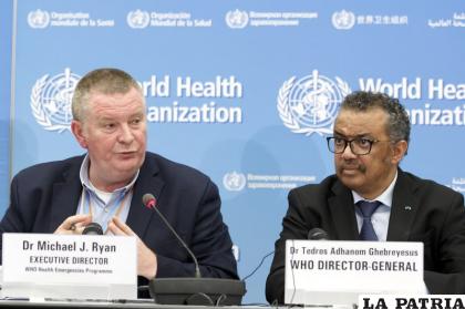Michael Ryan, izquierda, director ejecutivo de emergencias de la Organización Mundial de la Salud (OMS), junto a Tedros Adhanom Ghebreyesus, director general de la organización /Salvatore Di Nolfi/Keystone vía AP
