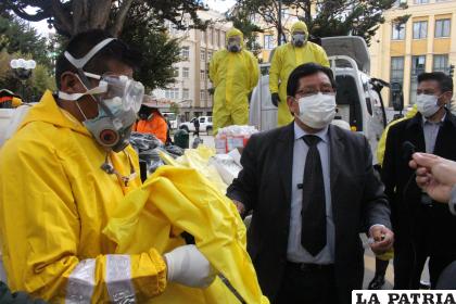 Alcalde David Choque realiza la entrega de los insumos de bioseguridad /LA PATRIA