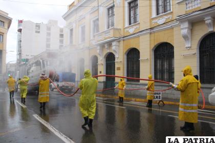 Desinfección en la Plaza 10 de Febrero 