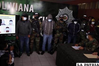 Los cinco policías serán remitidos ante la justicia luego de desviar la droga /Ministerio de Gobierno