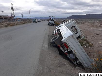 La camioneta bastante inclinada y de fondo la Policía /LA PATRIA
