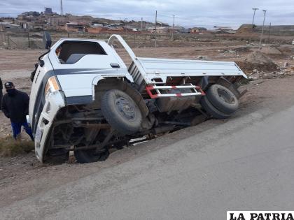 La camioneta quedó a un lado de la vía /LA PATRIA