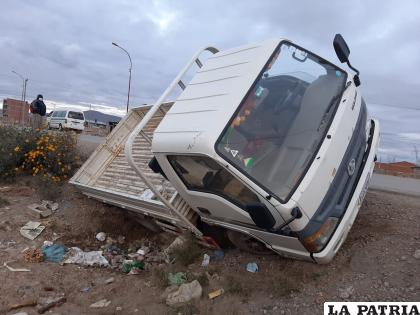Se encunetó en el tramo Oruro-Capachos /LA PATRIA