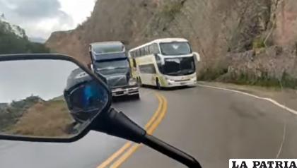 Se puede apreciar como el bus invade carril /Captura de video