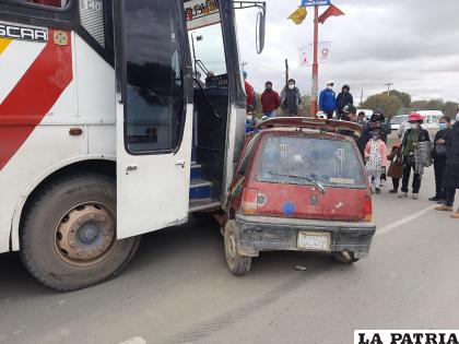 El automóvil colisionó contra el ómnibus sobre la avenida 24 de Junio /LA PATRIA