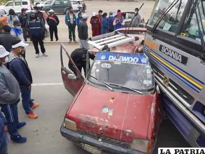 El vehículo salió muy dañado tras la colisión /LA PATRIA