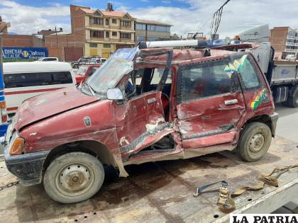 El automóvil siendo remolcado por uniformados de Tránsito /LA PATRIA
