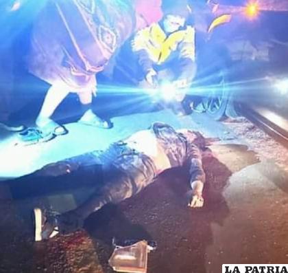 Efectivos policiales hacen el levantamiento legal del cadáver /LA PATRIA