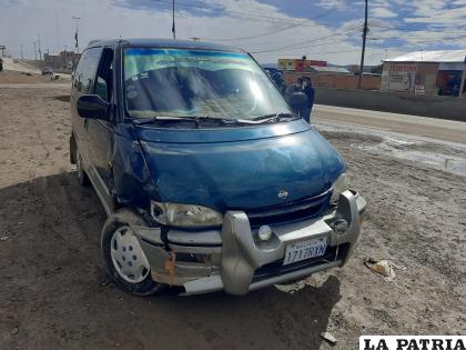 El vehículo que subía la Ayacucho, registró desperfectos en la parte lateral derecha /LA PATRIA